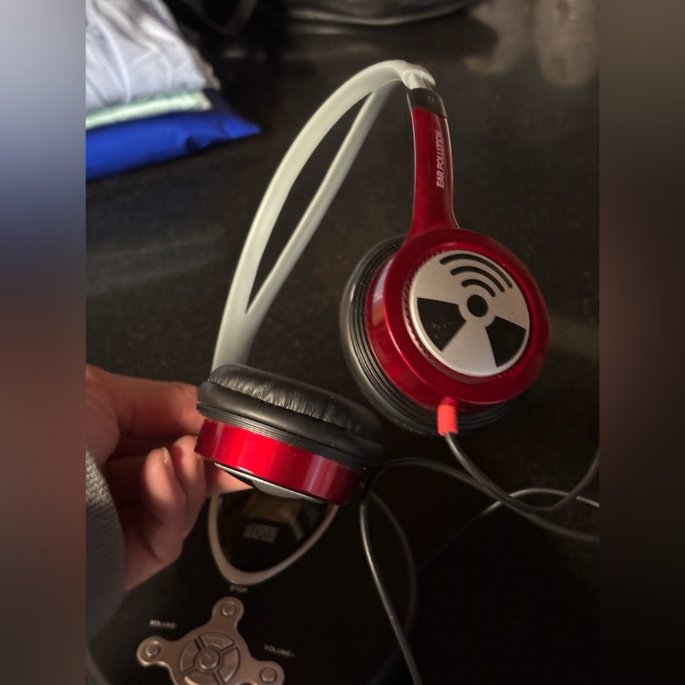 Jensen CD Player and iFrogz Ear Pollution TOXIX On-Ear Wired Stereo Headphones - Picture 7 of 9